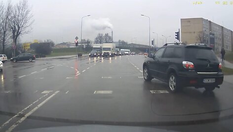 Fotopolicija: &bdquo;Mitsubishi&ldquo; pažeidžia taisykles.