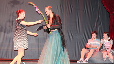 Choreografas Taurūnas Baužas į renginį atėjo pasidabinęs savo spektaklių kostiumu.