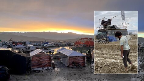 &bdquo;Burning Man&ldquo; dalyviai po liūties įstrigo dykumoje