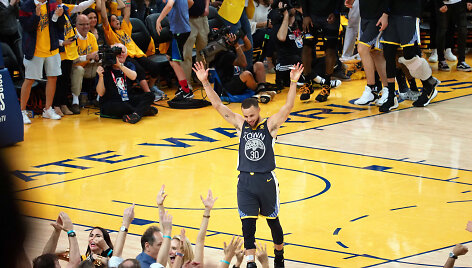 NBA finalo antrosiose rungtynėse &bdquo;Warriors&ldquo; palaužė &bdquo;Cavaliers&ldquo; klubą.