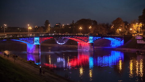 Moderniai apšviestas Žvėryno tiltas