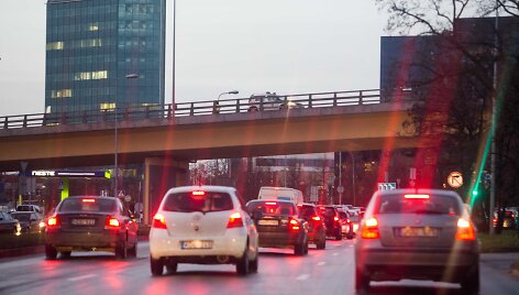 Vilniuje gatvės virto čiuožykla, žmonės įstrigo didžiulėse spūstyse