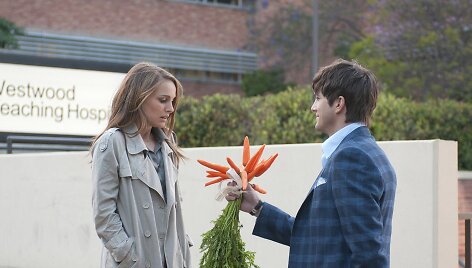 Natalie Portman ir Ashtonas Kutcheris romantinėje komedijoje &bdquo;Be įsipareigojimų&ldquo; (2011 m.)