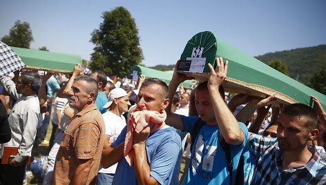 Tūkstančiai žmonių mini Srebrenicos žudynių aukų atminimą