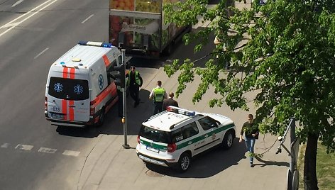 Į įvykio vietą buvo atvykę iš viso du policijos ekipažai ir greitosios pagalbos medikų brigada.