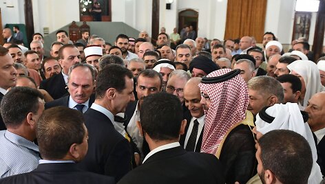 Sirijos prezidentas Basharas al-Assadas pasirodė vie&scaron;ai tarp &scaron;venčiančių žmonių.