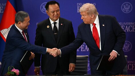 D. Trumpas su Tailando ir Kambodžos premjerais per taikos susitarimo pasira&scaron;ymo ceremoniją / MOHD RASFAN / AFP