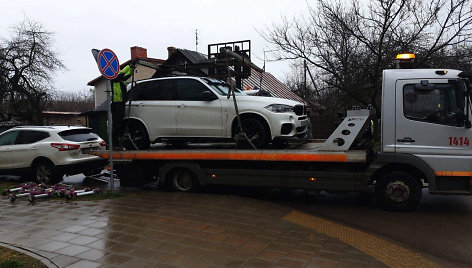 Išvežami ne vietoje stovėję automobiliai Daugėliškio g., Vilniuje