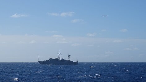 JAV lėktuvas HC-130 &bdquo;Hercules&ldquo; stebi Rusijos karinių jūrų pajėgų žvalgybos laivą &bdquo;Karelija&ldquo;