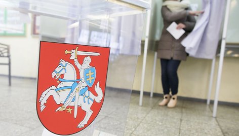 Lietuvoje prasidėjo savivaldų rinkimai – žmonės plūsta į rinkimų apylinkes.