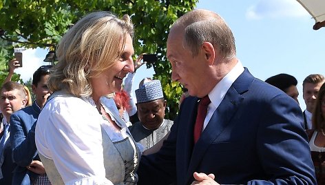 Karin Kneissl ir Vladimiras Putinas