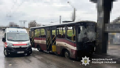 Rusai ap&scaron;audė keleivinį autobusą Chersone