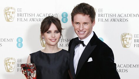 Felicity Jones ir Eddie Redmayne'as atsiėmė apdovanojimą už geriausią britų filmą &bdquo;Visko teorija&ldquo;