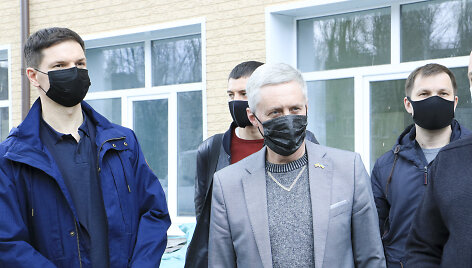 Lietuvos delegacija lankosi atstatomoje mokykloje Avdijivkos mieste Rytų Ukrainoje