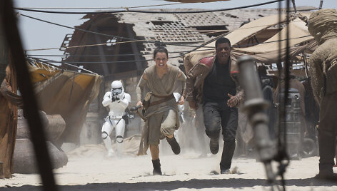 Daisy Ridley ir Johnas Boyega filme &bdquo;Žvaigždžių karai: galia nubunda&ldquo;