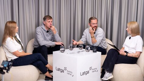 Dainų autoriai Ieva Narkutė ir Saulius Prūsaitis, fotografas Tadas Kazakevičius bei LATGA Menų skyriaus vadovė Ingrida Radovič