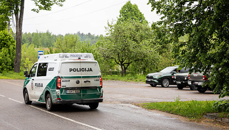 Gudžių kaime Karo policija ir Lietuvos kariuomenė ie&scaron;ko drono