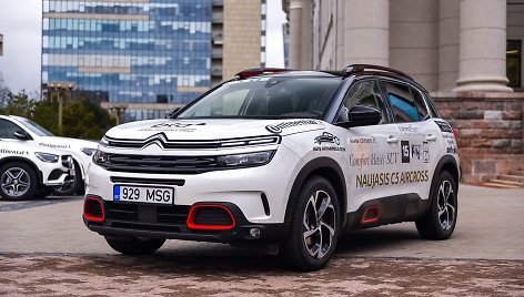 „Citroen C5 Aircross“, konkurso „Metų automobilis 2020“ dalyviai prie Martyno Mažvydo bibliotekos