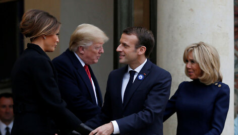 Donaldas Trumas ir Emmanuelis Macronas bei jų žmonos Melania Trump ir Brigitte Macron