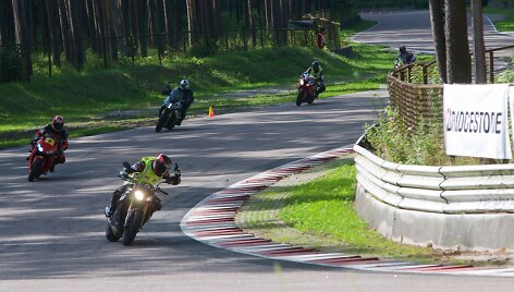 &bdquo;California Superbike School&ldquo; akimirkos