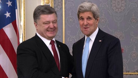 Ukrainos prezidentas Petro Poro&scaron;enka ir JAV sekretorius Johnas Kerry