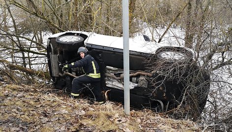 Išsukant iš greitkelio į Kauną nuo kelio nulėkė „Volkswagen“