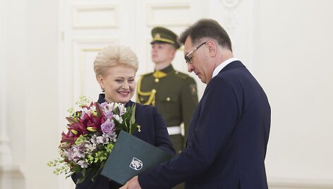 Vyriausybė grąžino įgaliojimus prezidentei.