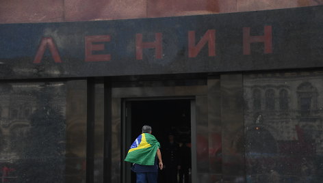 Brazilijos fanas žygiuoja į Lenino mauzoliejų