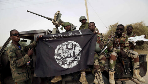 Nigerijos kariai laiko &bdquo;Boko Haram&ldquo; vėliavą