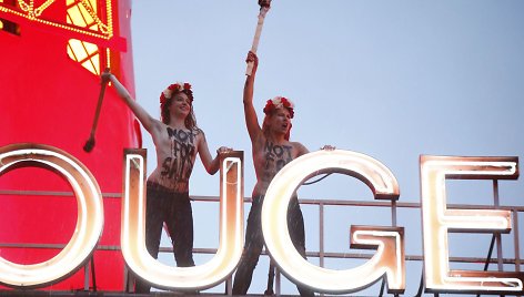 „Femen“ protestas ant „Moulin Rouge“ stogo