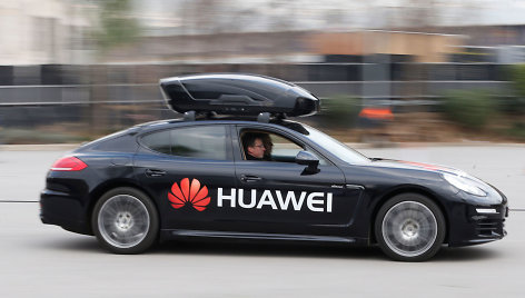 „Huawei“ telefonu valdomas „Porsche Panamera“ automobilis