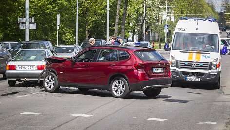 Prie parduotuvės &bdquo;Eglutė&ldquo; susidūrė BMW X1 ir &bdquo;Audi 80&ldquo; 