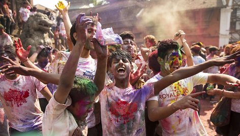 Holi švenčia visas Katmandu