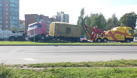 Dar nepra&scaron;vitus Klaipėdoje susidūrė lengvasis automobilis ir vilkikas