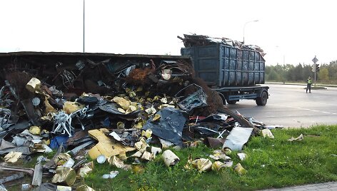 Pakeliui į Klaipėdos uostą apvirto metalo laužą vežęs sunkvežimis