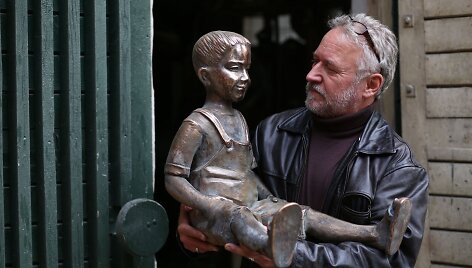 Skulptorius Klaudijus Pūdymas su naujausiu kūriniu &bdquo;Svajoklis&ldquo;. 