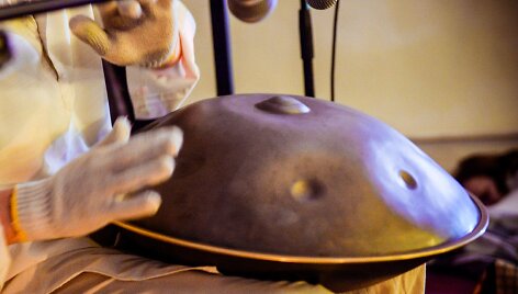 Tomas groja Lietuvoje labai neįprastu instrumentu