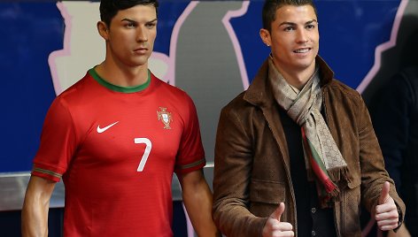 Cristiano Ronaldo ir jo vaškinė figūra