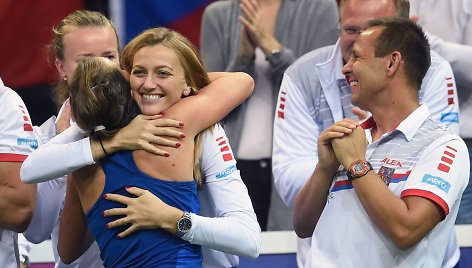 Barbora Stryčova pergale džiaugiasi su Petra Kvitova