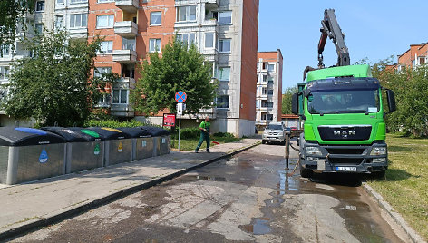 Klaipėdoje ketvirtadienio popietę degė šiukšliavežė.