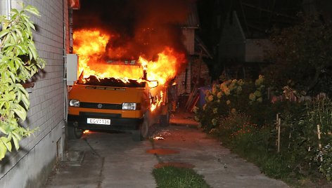 Ugnis siautėjo Šilutės savivaldybės tarybos nario Jono Purlio namo kieme