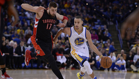 Jonas Valančiūnas ir Stephenas Curry