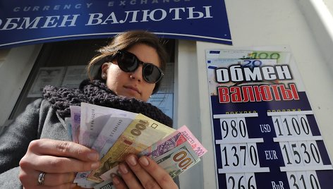 Moteris laiko Ukrainos nacionalinės valiutos grivinos banknotus