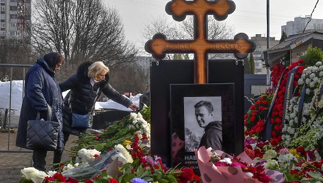 Liudmila Navalnaja (kairėje) ir Ala Abrosimova prie Aleksejaus Navalno kapo