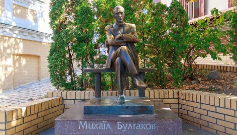 Paminklas ra&scaron;ytojui Michailui Bulgakovui Kyjive