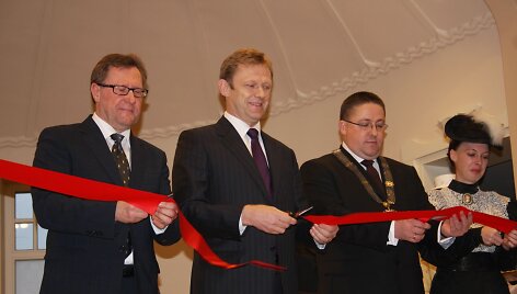 Simbolinę kurhauzo atidarymo juostelę perkirpo pastatą restauravusios bendrovės "Pamario restauratorius" vadovas Aldas Kliukas, Kultūros ministras &Scaron;arūnas Birutis, Palangos meras &Scaron;arūnas Vaitkus. 