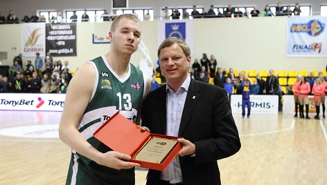 Labiausiai patobulėjusio NKL krep&scaron;ininko prizą O. Olisevičiui įteikė lygos prezidentas R. &Scaron;taras