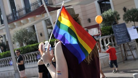 Mergina su LGBT vėliava