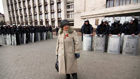 Moteris su prorusi&scaron;ku kaspinu netoli Ukrainos riau&scaron;ių policijos prie vyriausybės pastato Donecke