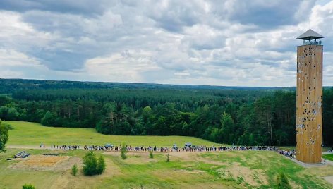 Prie Birštono apžvalgos bokšto driekiasi žmonių eilė.